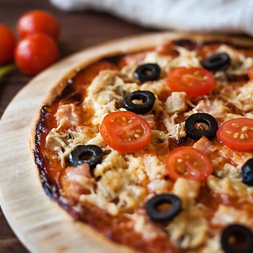 Pizza With Chicken, Tomatoes and Basil